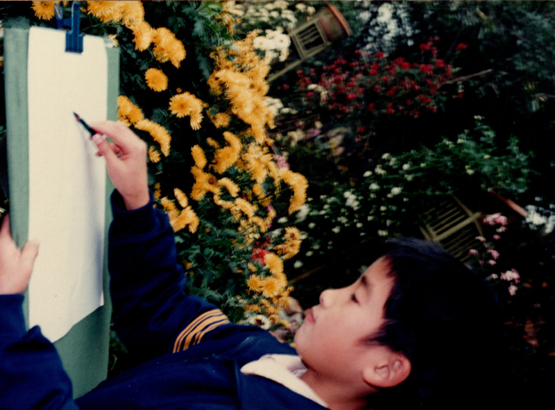 1988年，9岁的谭恩在学习素描