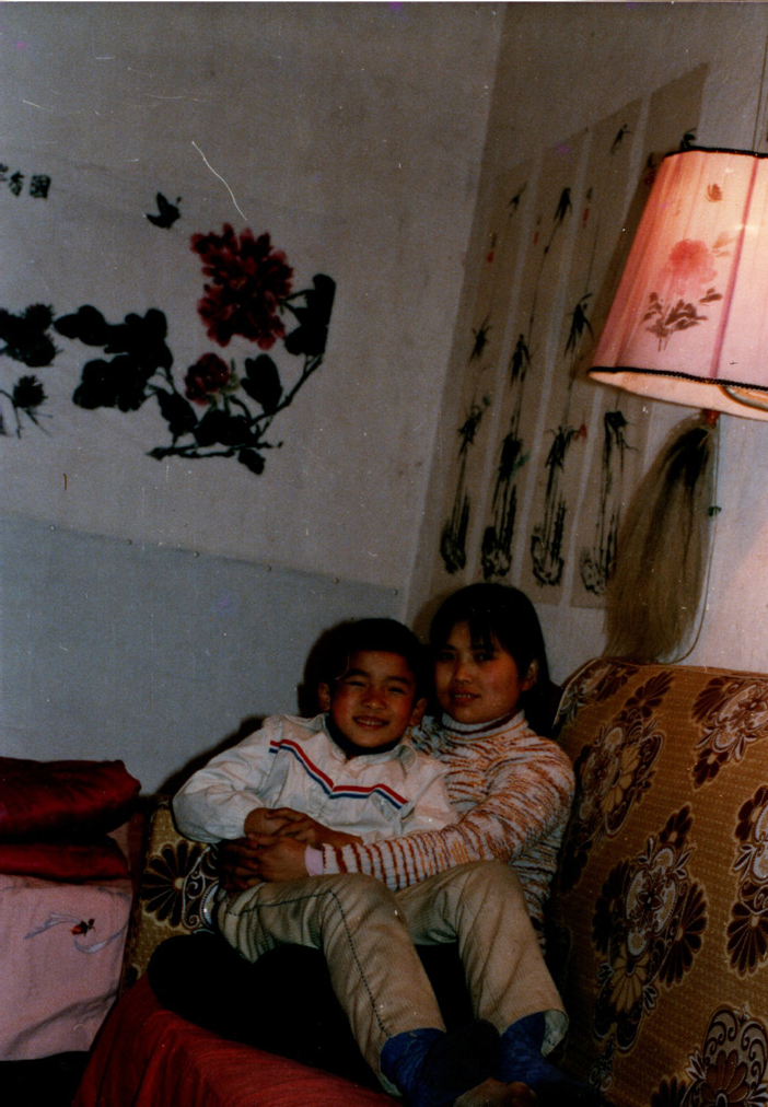 1986年，7岁的谭恩与母亲在成都家中