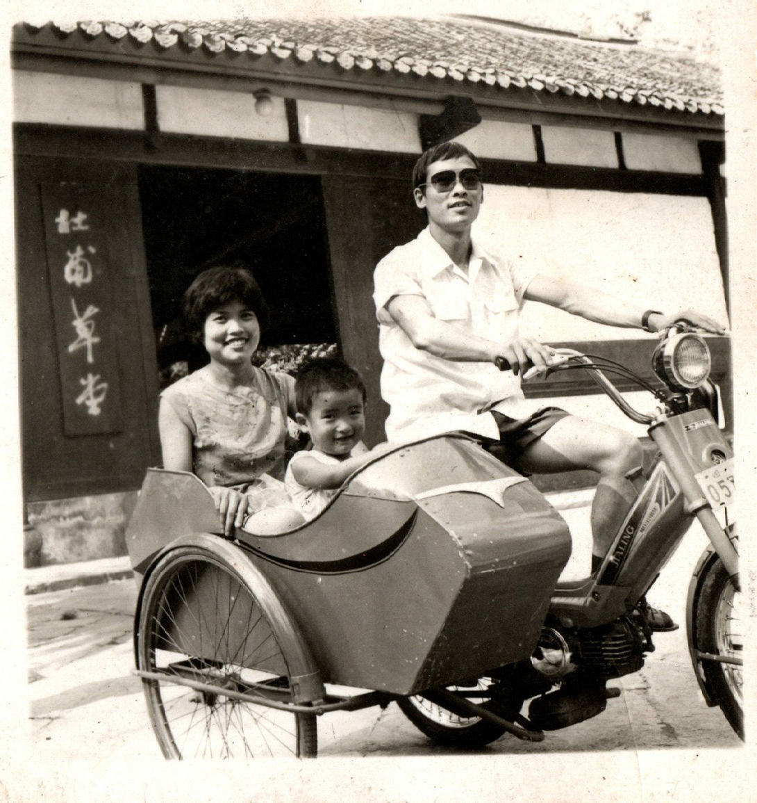 1981年，2岁的谭恩与父母在杜甫草堂