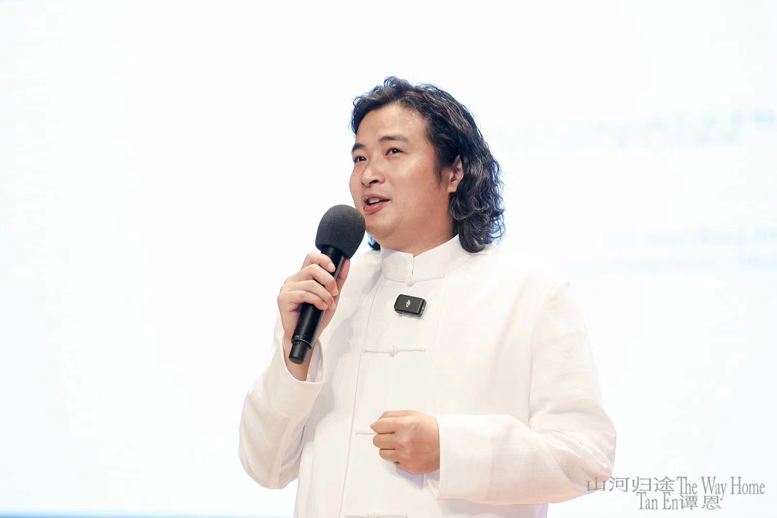 8 艺术家谭恩发言